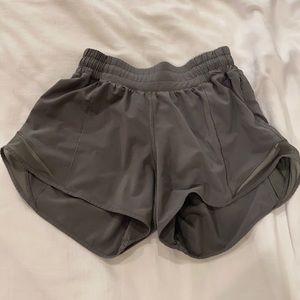 Lululemon size 4 Hotty hot shorts 4”